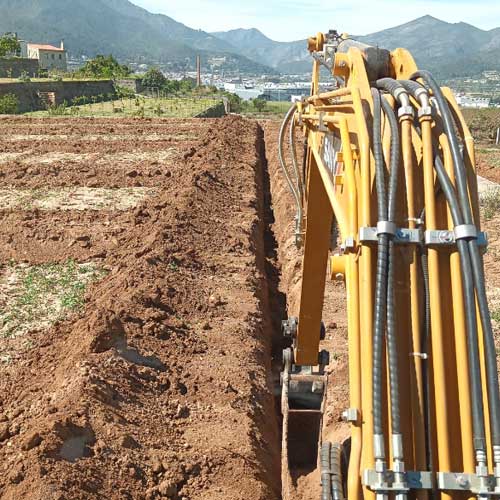 Excartes maquinaria realización zanjas agrícolas